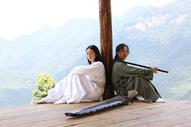 男子隐居深山8年，与漂亮女弟子结婚生娃，弹古