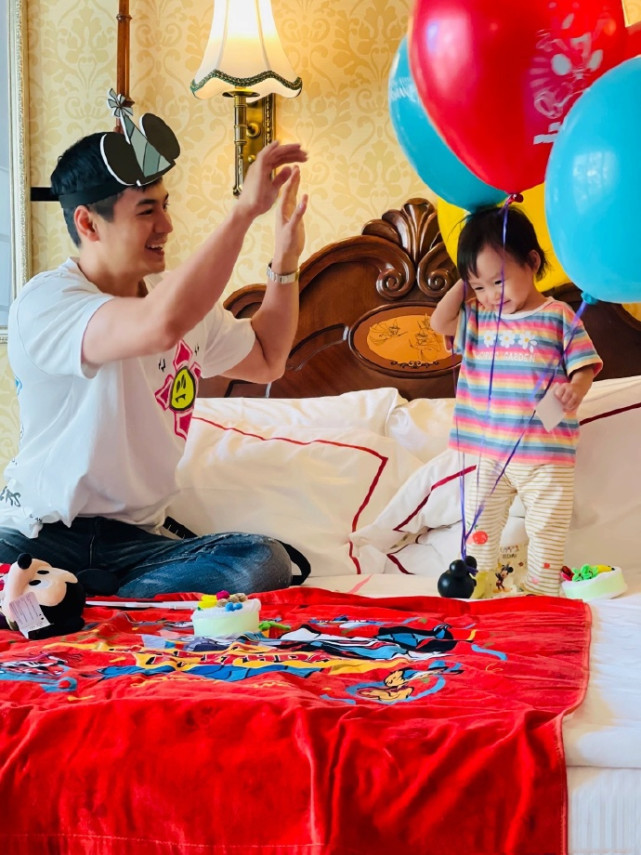 杨怡罗仲谦互庆生日，晒一家三口温馨日常，1岁女儿颜值高像爸爸