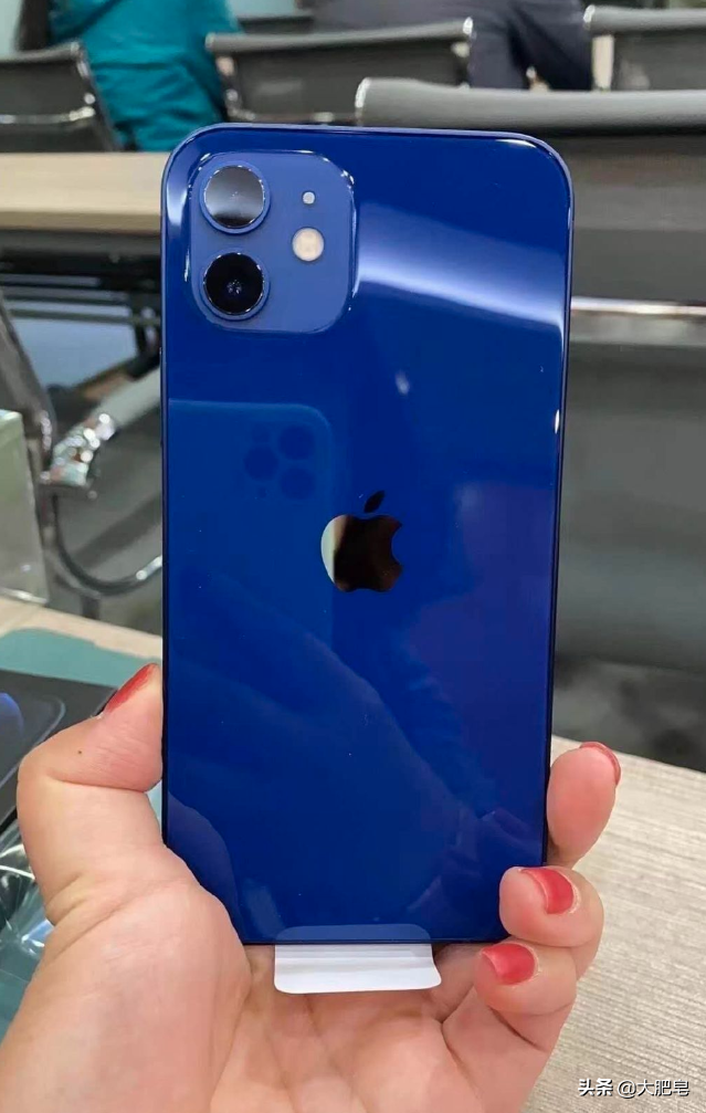 与官网配色不同，蓝色款iPhone 12被吐槽，现已多次反转