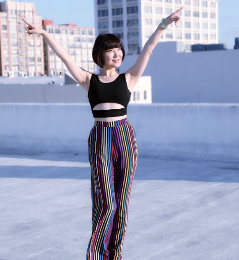 52岁歌手陈红商演捞金，小腿粗壮略发福，被指凭