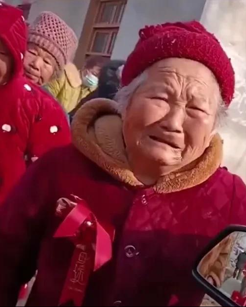 8旬母亲含泪送嫁21岁养女不走了让在场的人都感动的落泪