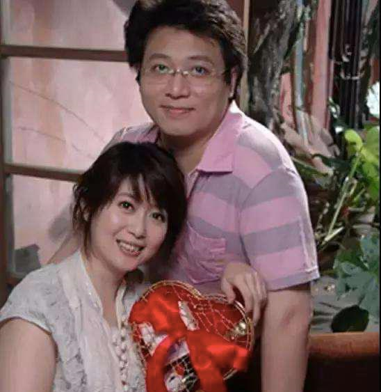 50岁孟庭苇罕晒近照，满头乌发肌肤白皙似少女，