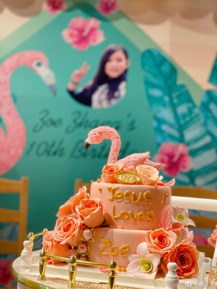 蔡少芬全家為女兒慶生，母女嘟嘴親吻張晉捏臉，魚蛋被蛋糕饞哭