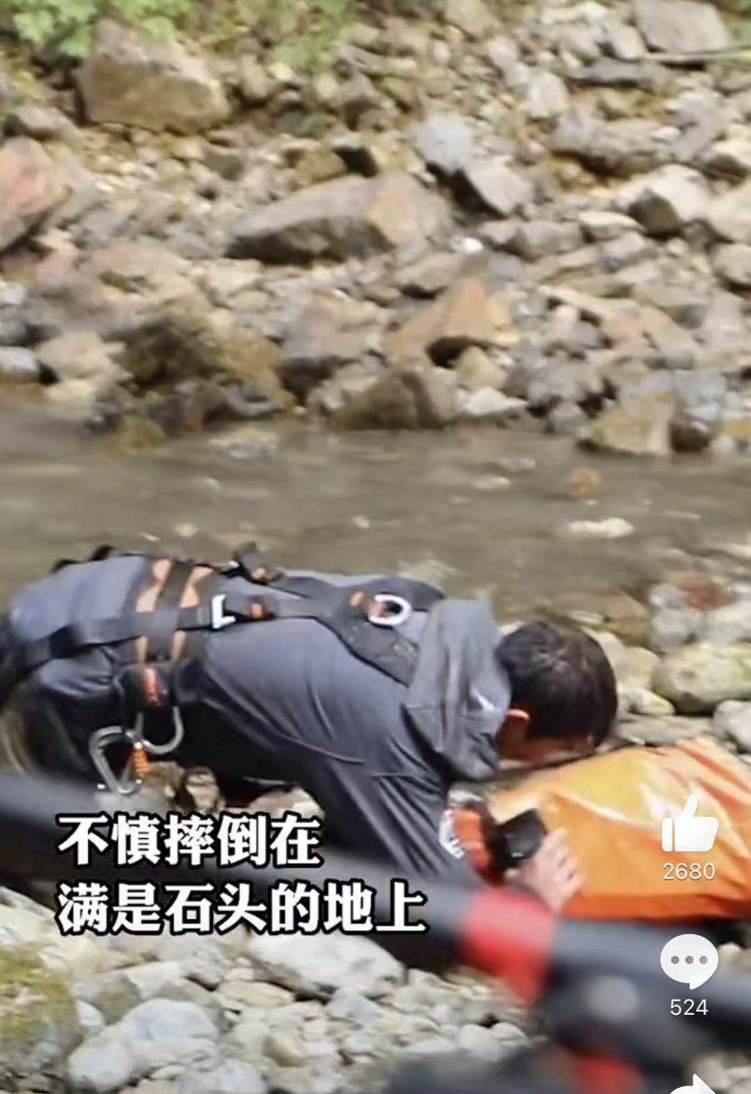 朱一龙为了拍戏太拼了，在河边碎石堆里打滚，峰爆拍摄场面好真实