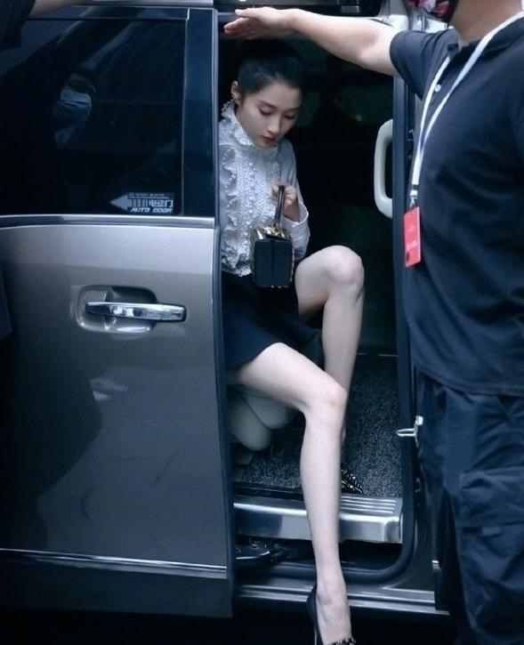 关晓彤还嫌腿不够长？穿超短裙脚踩12cm细高跟，“铅笔腿”真长脸