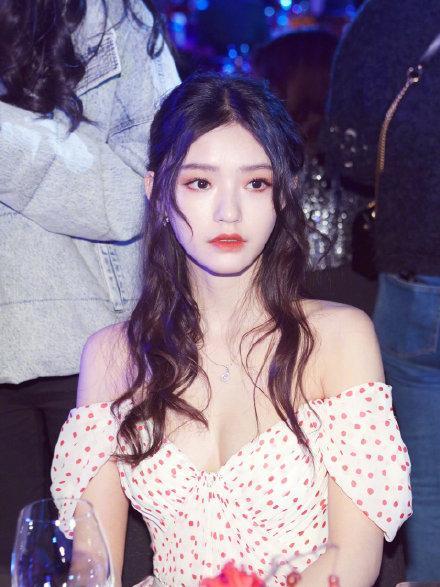 杨颖抠图走红毯遭网友怒谯带坏风气，费加罗风