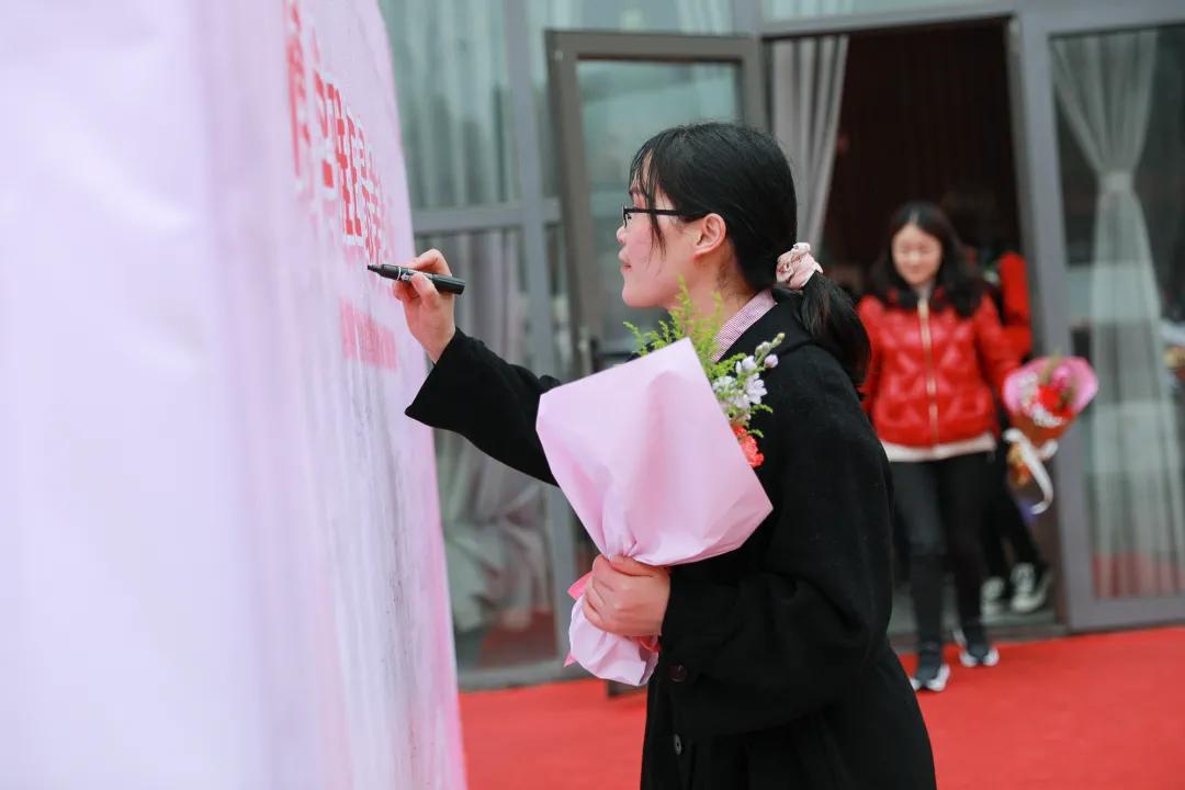 老师，您笑起来真好看——记双流区金桥小学“三八”妇女节活动