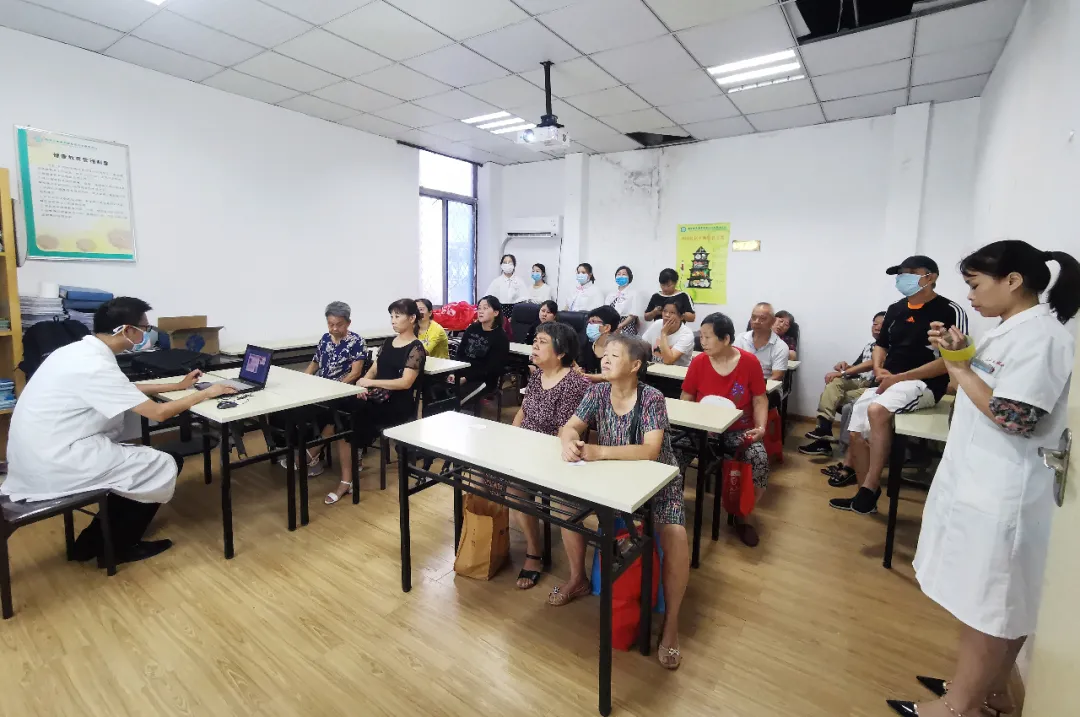 科技活动周，义诊进社区