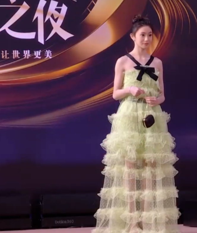 周冬雨耳环77万，热巴项链45万，都比不过韩红短短几句话