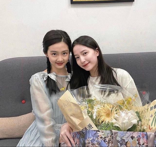 Ouyang Didi Watched Huang Duoduo's Drama And Gave Flowers, The Two 