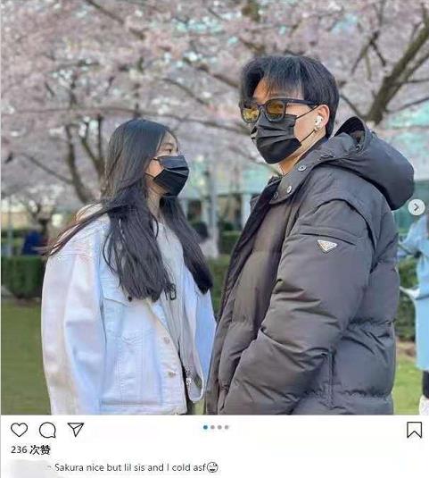 Son Chen Zunyou basks in Chen Kun to close with the schoolgirl according to, handsome male belle is very bright eye, the mirror that wear black extremely father