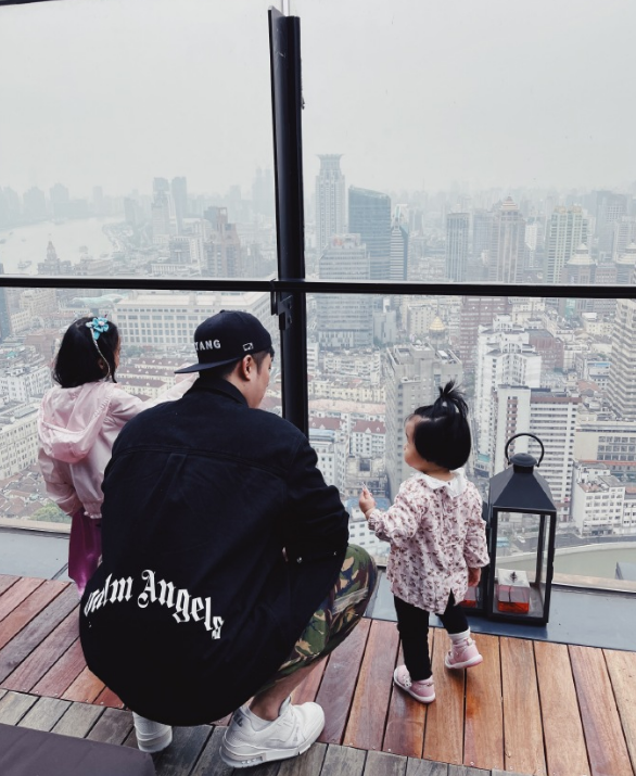 陳赫五一宅家帶娃，曬張子萱視角與女兒合照，父女深情對視超溫馨