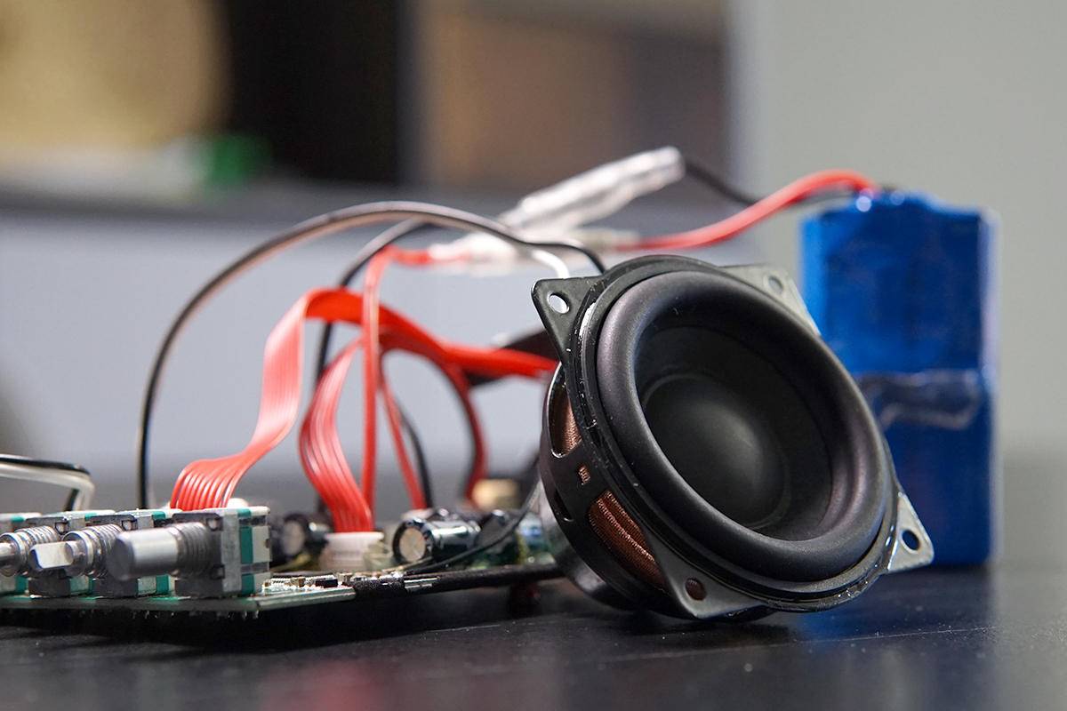 听说这款K歌音箱用的是Bose喇叭，咱们拆来看看