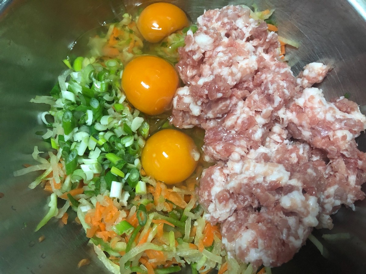 家常萝卜丸子的做法，简单好做，外酥里嫩，一口一个真过瘾