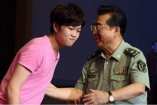 同样面对儿子犯错，他将儿子踹5米远，而他直接让儿子退出娱乐圈