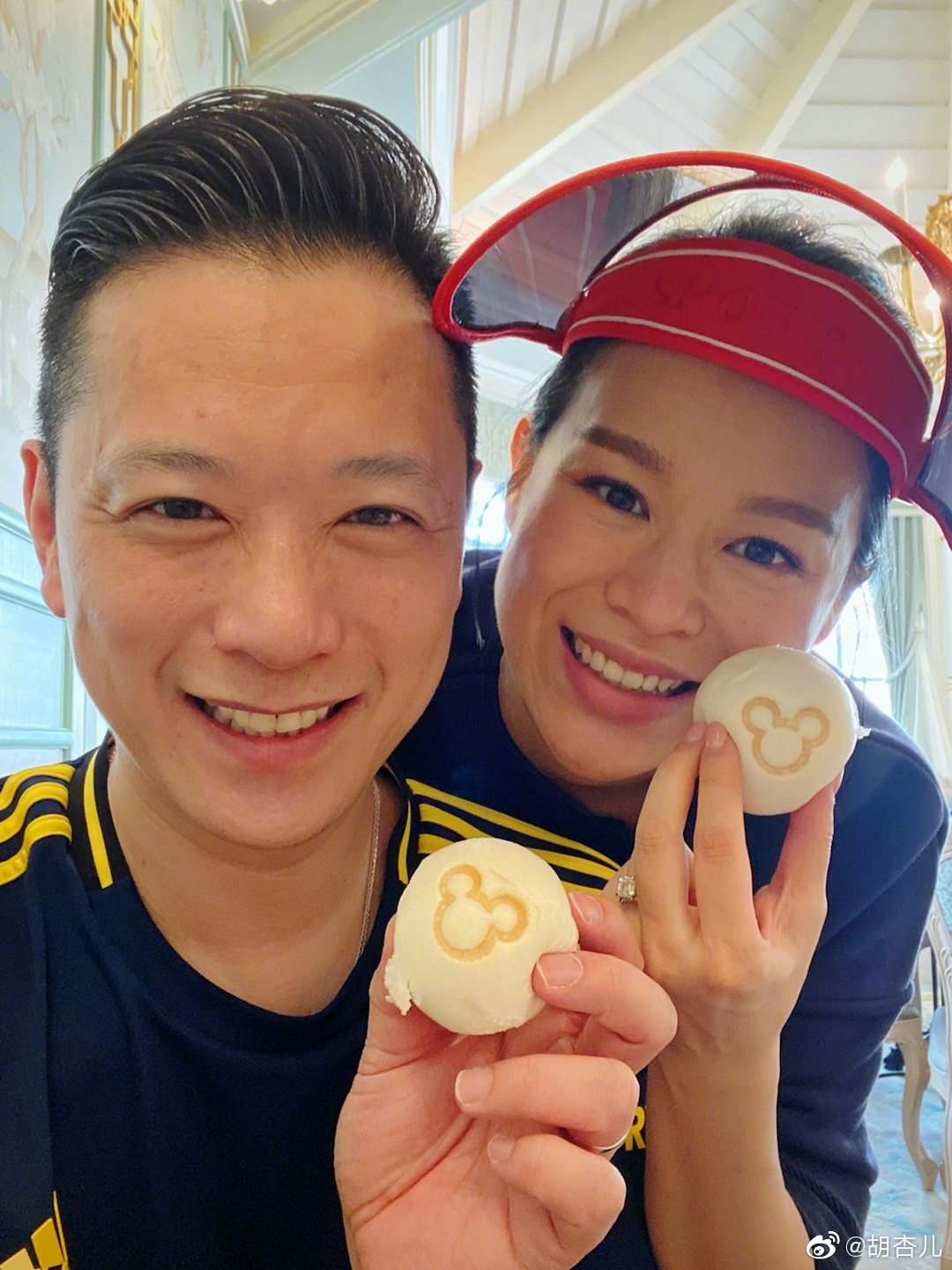 幸福感满满！胡杏儿疑似带二子回家团聚，老公开心晒亲子装