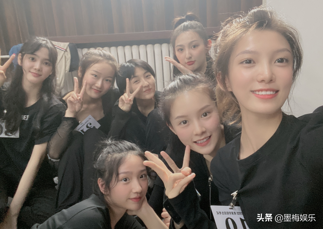张子枫大学即将分班，网传与同学的大合照，妹妹的颜值绝了