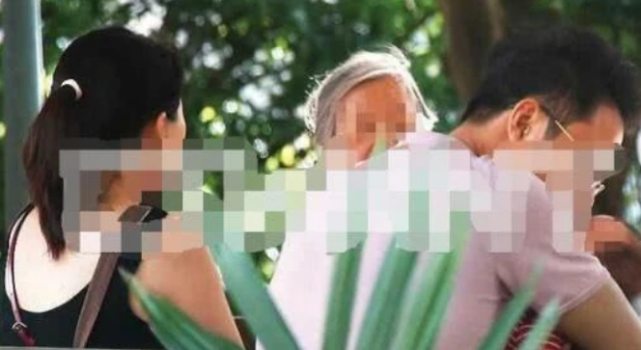 明道曬老婆視角與兒子合照，抱娃遛彎兒子趴在他肩頭，超有愛