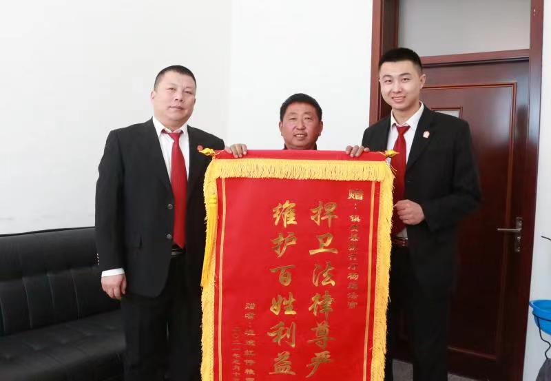 法官倾力执行暖人心 百姓真情致谢送锦旗