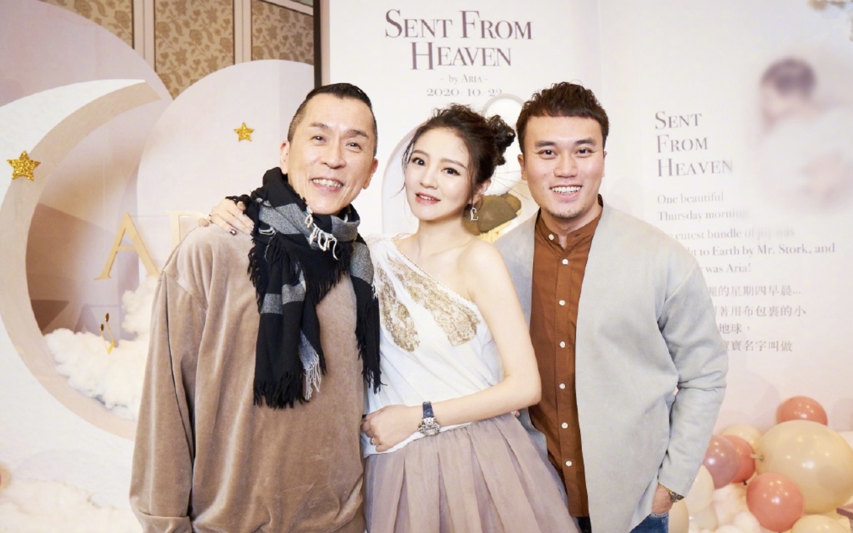 安以轩晒照为女儿庆双满月，一人抱俩妈妈力max，兄妹长相相似