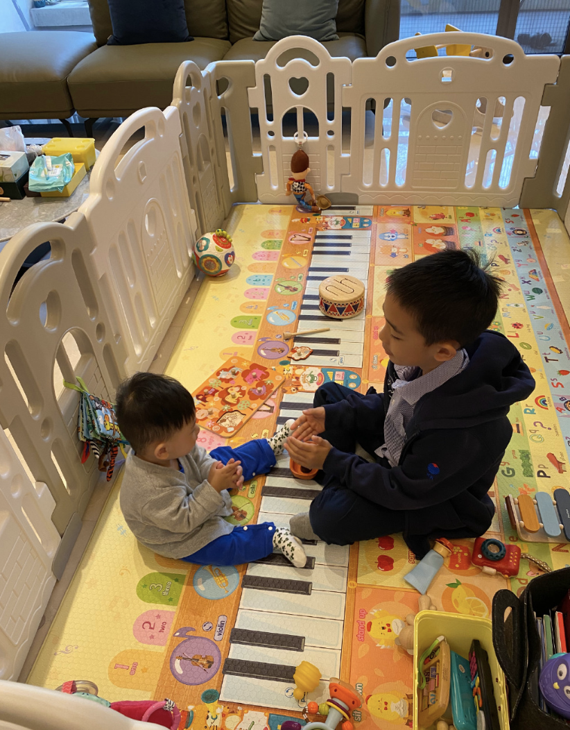 Jasper拍六一写真，8岁小小春长成翩翩少年，玩水吹泡泡充满童趣