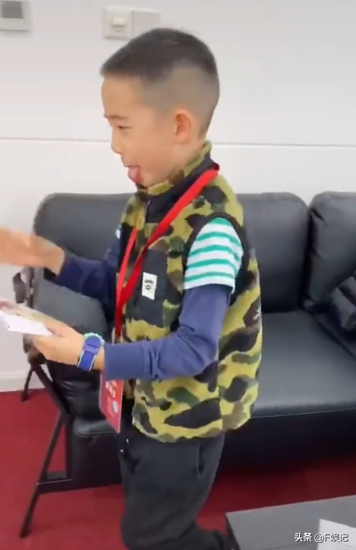 應采兒被兒子小小春嫌棄簽名照網友卻大贊兒子翻白眼像足媽媽