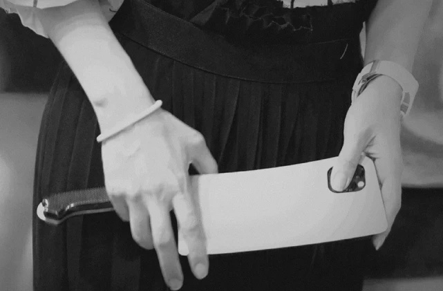 Baby带“菜刀”现身机场？提裙子时将“菜刀”别