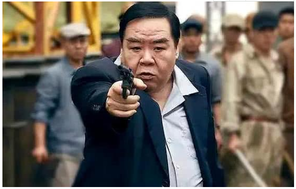 “肥猫”终于还清债务，买200万奔驰庆祝，鸟枪