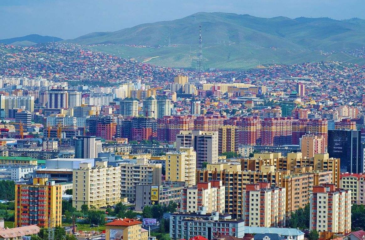 压力山大的内陆国：一半国民住首都，以一城之