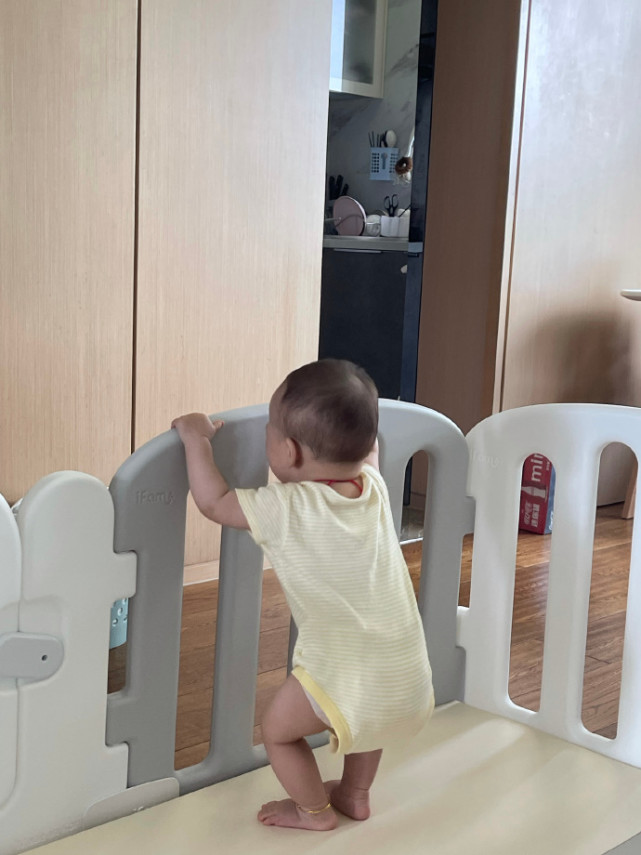 萌出血！林峯老婆晒女儿萌态，不满1岁小公主自己吃饭糊满全身