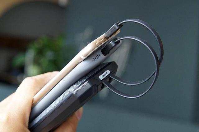 拯救用电恐慌的双机党，iWALK自带线充电宝实战体验