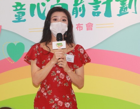 50岁不老女神张慧仪复工赚医药费，大赞养子十分懂事帮忙做家务