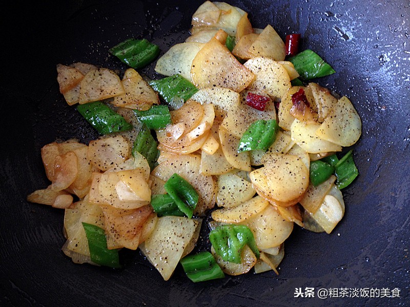 土豆换种做法，比炒土豆丝还好吃，又香又提味，怎么吃都不腻