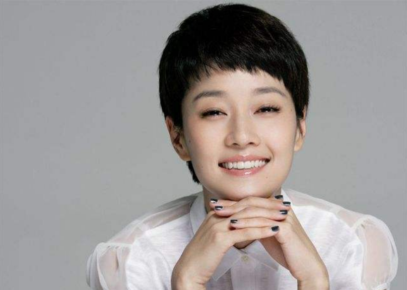 马伊琍红毯造型翻车？碎花裙像裹床单，44岁气质秒杀同台女主持