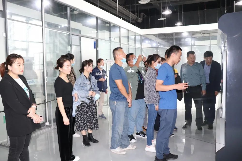 西安国际港务区“质量开放日”丨走进派昂医药、佳帮手，探索高质量发展之匙~