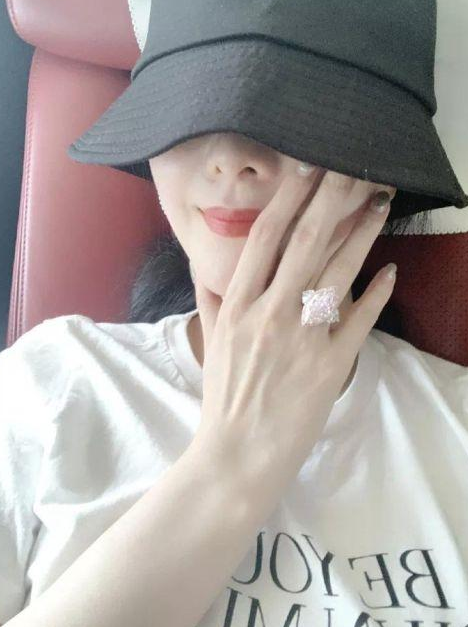 范冰冰腹部隆起明显被疑怀孕，本尊自黑式辟谣：还好脸还是小的