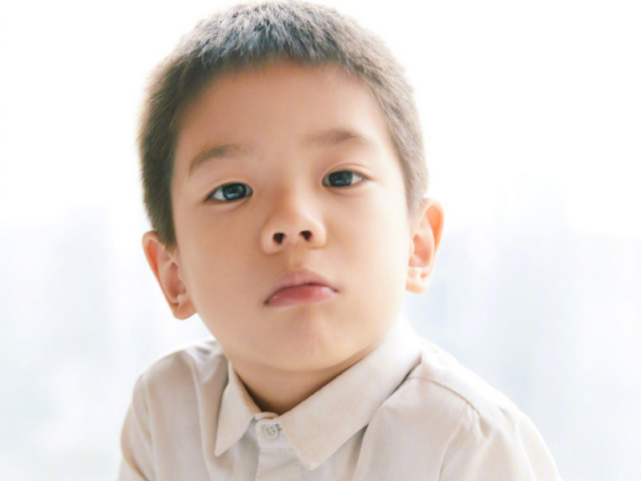 有種“基因”叫嗯哼大王，繼承父母優點，正臉堪稱最帥星二代