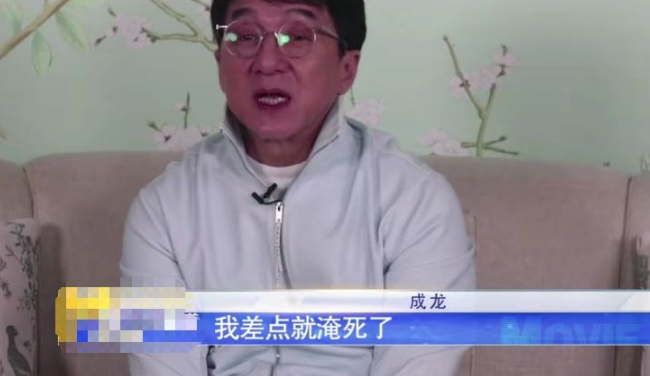 成龙近照曝光一片唏嘘，走路需要俩人搀扶，67岁老态尽显