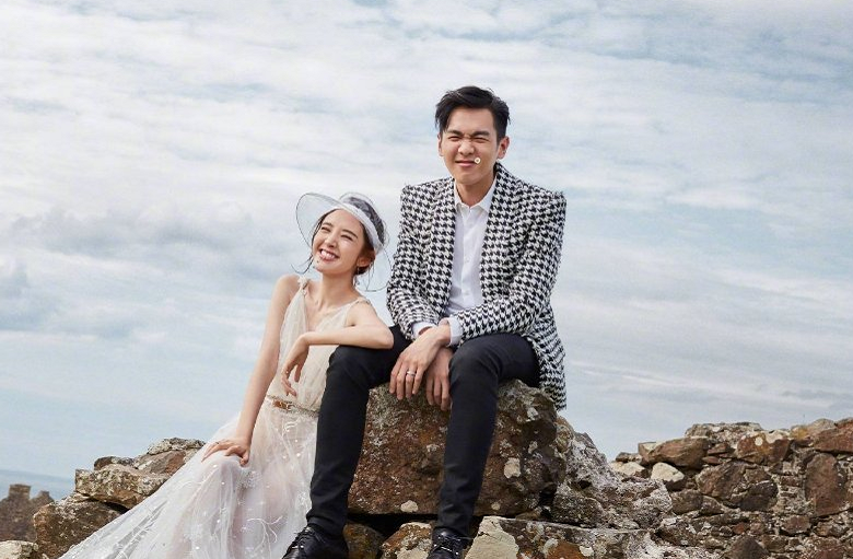 唐艺昕产女出院后，娱乐圈再度传来喜讯，又一