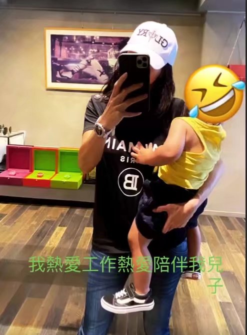 张柏芝机场被偶遇，次子小Q穿搭时髦，小儿子罕露眉眼颜值超高