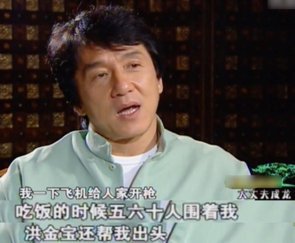 69歲洪金寶與兒孫同框，身材乾癟頸紋明顯，因賣力拍戲坐上輪椅