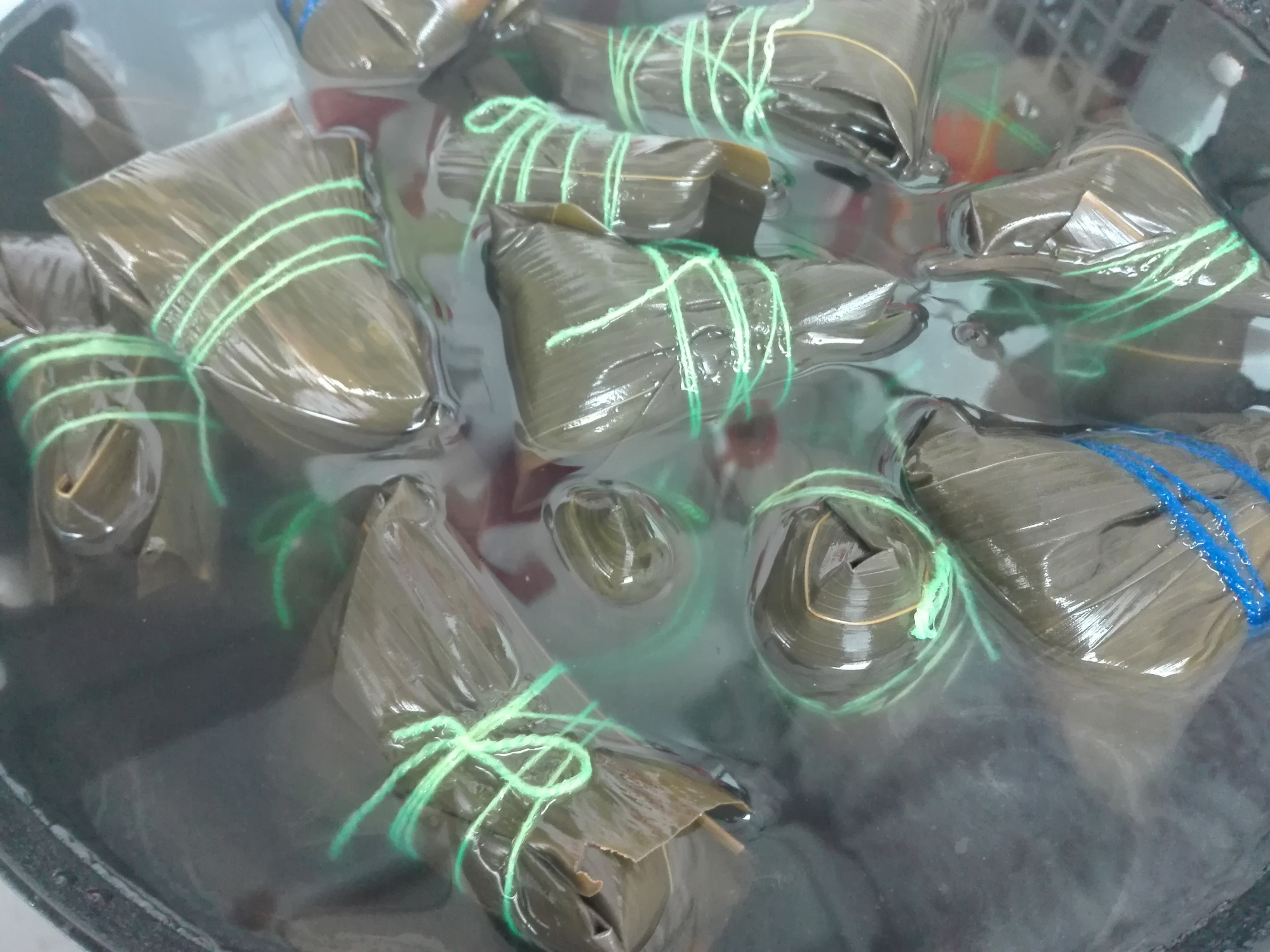 端午節，曬一下我家包粽子，多種包法，無任何添加劑，簡單又好吃