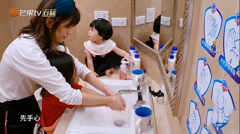 賈靜雯的家，設計時尚又實用，客廳簡直是孩子的天堂