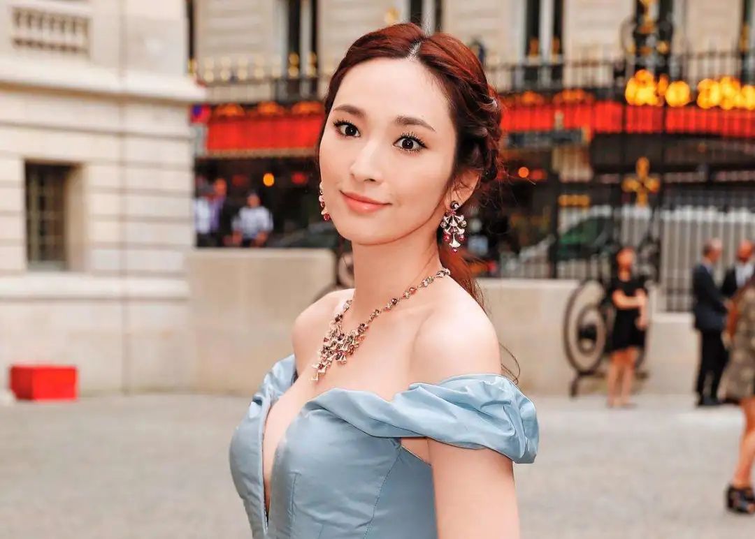 吴佩慈近况太惨，老公欠债带4娃急飞香港，边澄