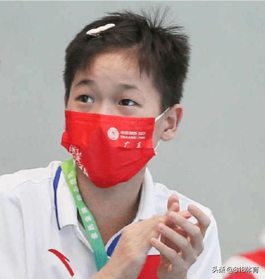 暖心！全红婵采访志愿者低下身递话筒，红姐不忍心：我自己拿吧