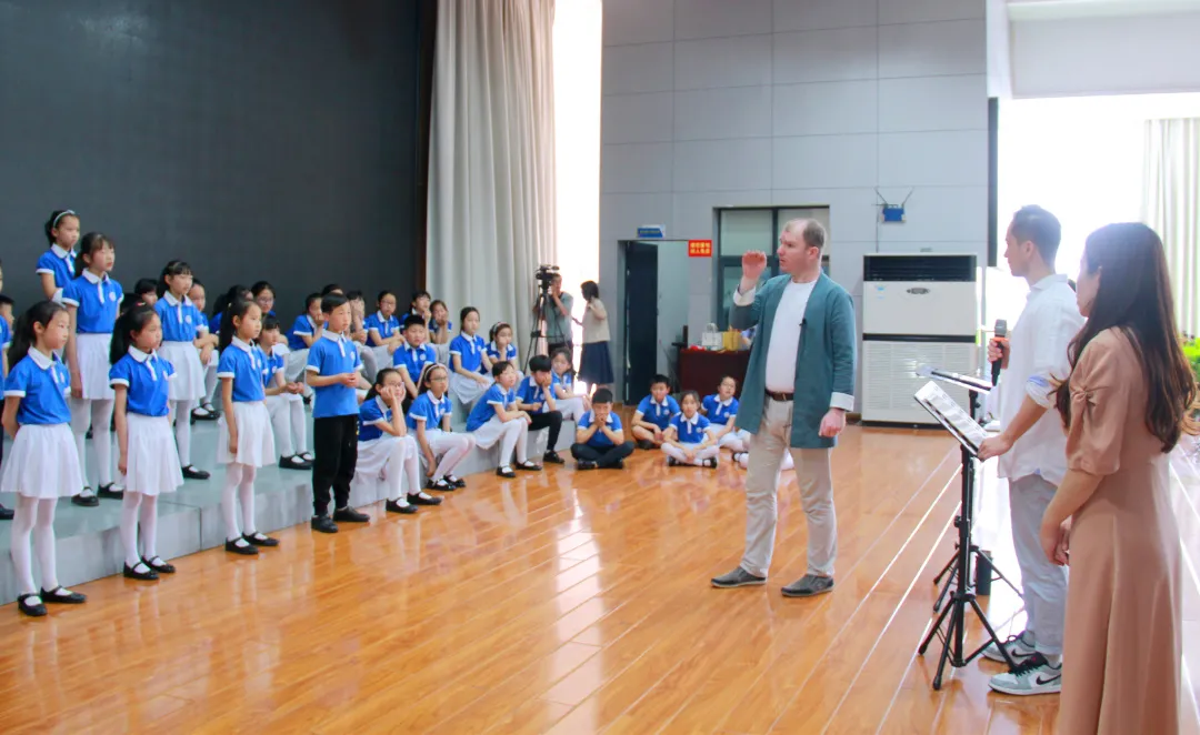 新苗合唱依托国际平台秀魅力丨国际合唱大师莅临双流棠湖小学指导