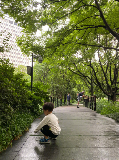 蔡少芬公园遛娃，2岁鱼蛋撸起袖子拿着竹竿，似执剑行侠仗义萌翻