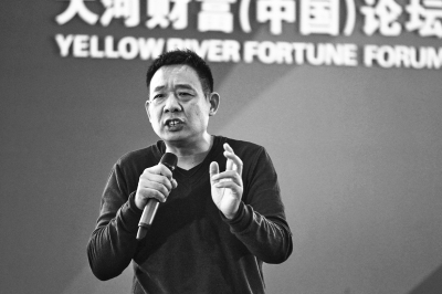 “商业鬼才”于东来：小学毕业农村娃，却从欠债30万到年入50亿？