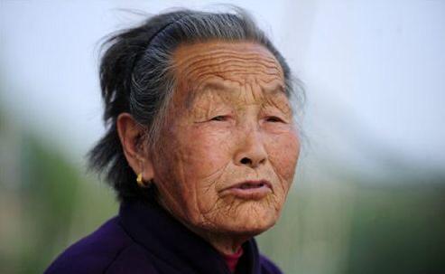 94岁老奶奶生下3个“猴娃”，省吃俭用一辈子抚