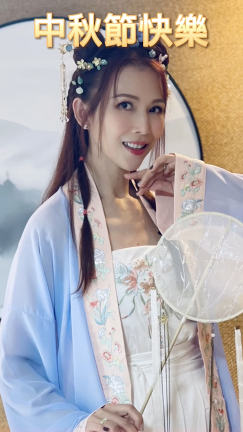 蔡少芬中秋晒全家福，穿古装跳舞鱼尾纹抢镜，服装被吐槽像丫鬟